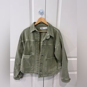 Zara women’s medium olive green button up casual denim jacket with collar